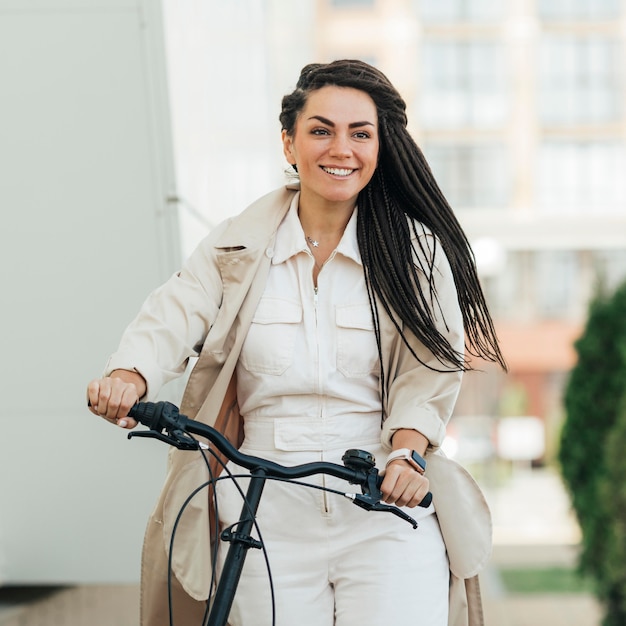 Bicicletta di guida della donna graziosa