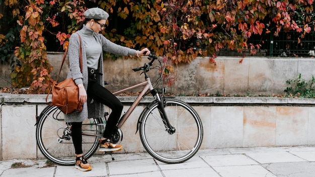 Bicicletta e donna a figura intera