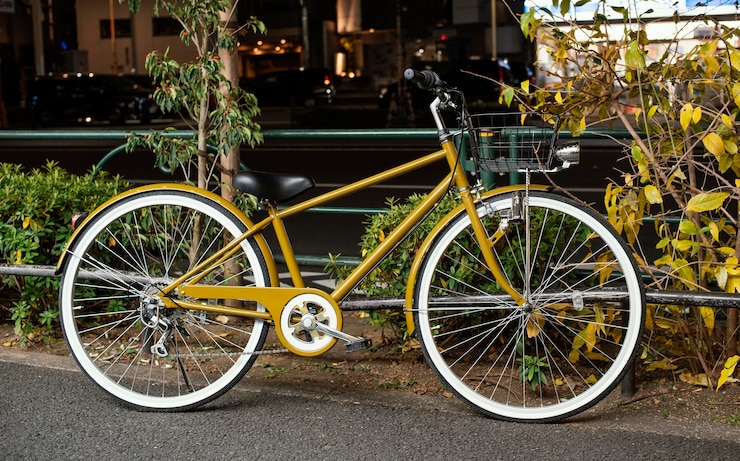 Foto gratuito bicicletta gialla con ruote bianche