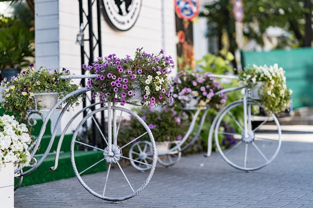 Bicicletta gialla retrò su strada con muro di mattoni d'epoca