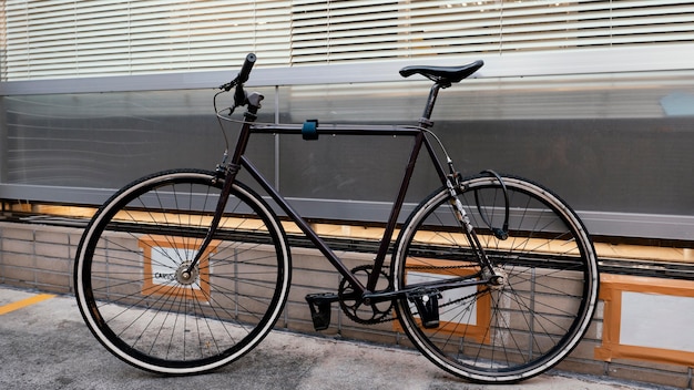 Bicicletta nera vintage all'aperto