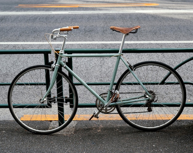 Bicicletta verde con dettagli marroni e neri