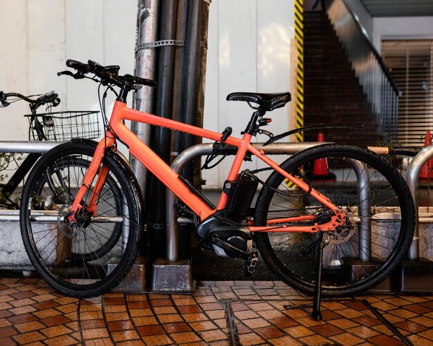Bicicletta vintage arancione con dettagli neri