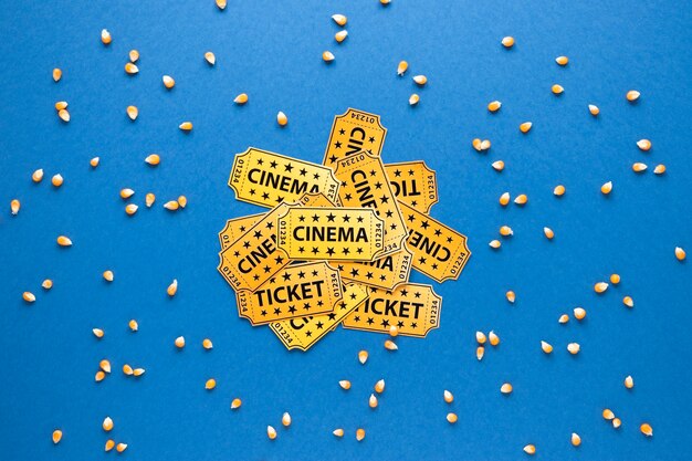Biglietti del cinema e chicchi di mais