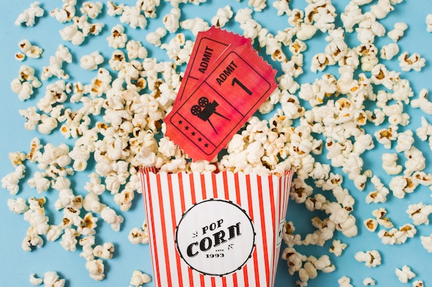 Biglietti del cinema e popcorn