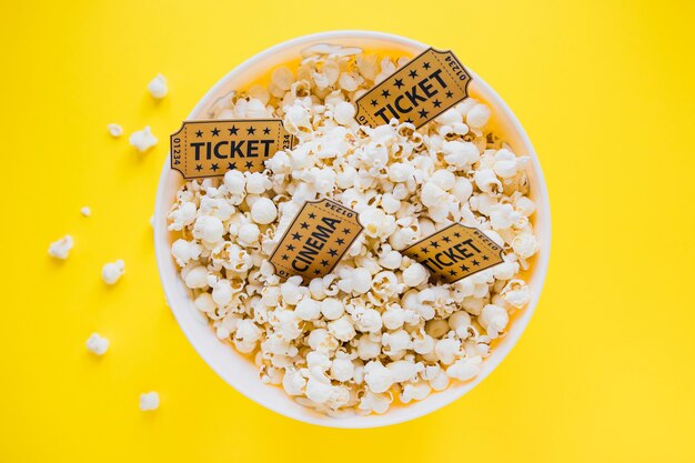 Biglietti del cinema in un secchio con popcorn