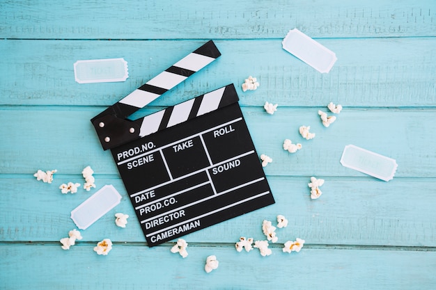 Biglietti e popcorn intorno a ciak