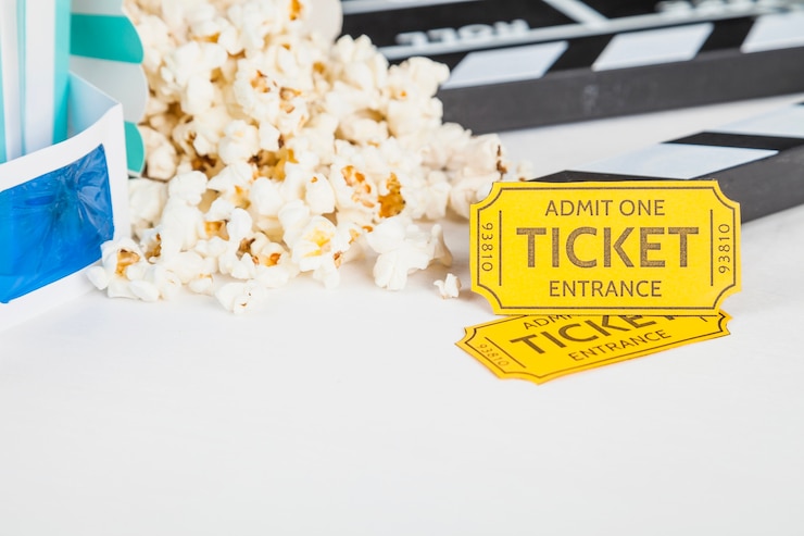 Foto gratuito biglietti per il cinema vicino a cose per la visita al cinema