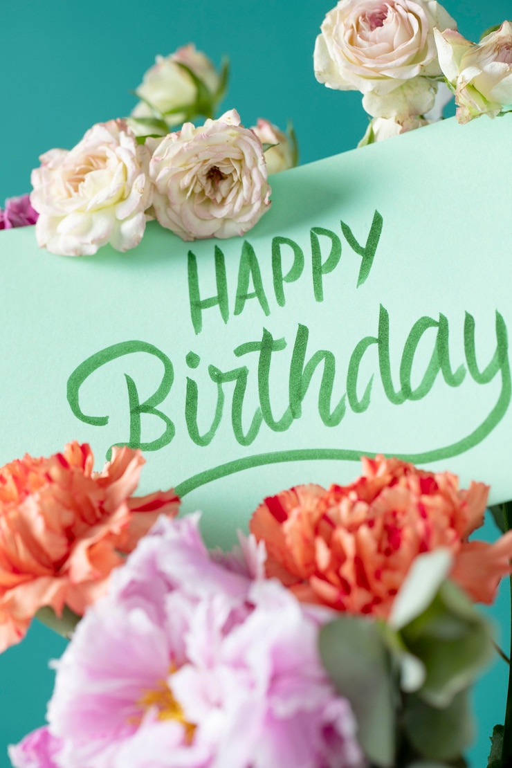 Foto gratuito biglietto di buon compleanno con assortimento di fiori