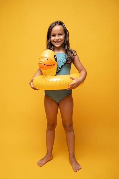 Bikini da portare della ragazza sveglia