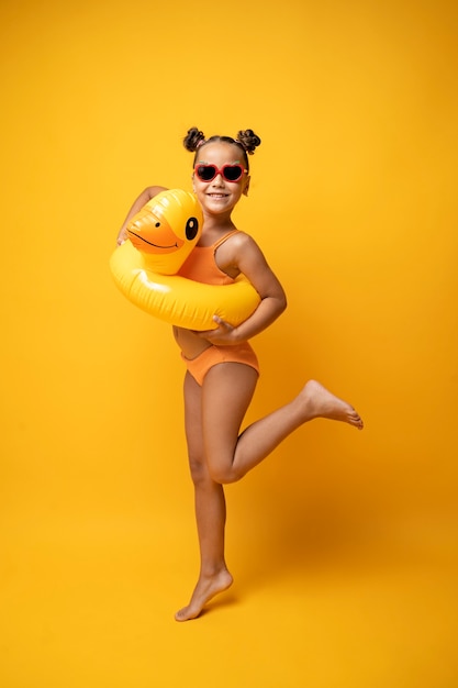Bikini da portare della ragazza sveglia