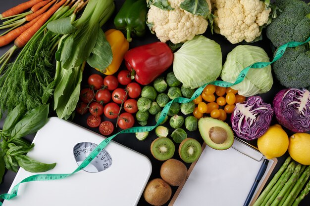 Bilancia dimagrante con frutta e verdura. Concetto di dieta. vista dall'alto.