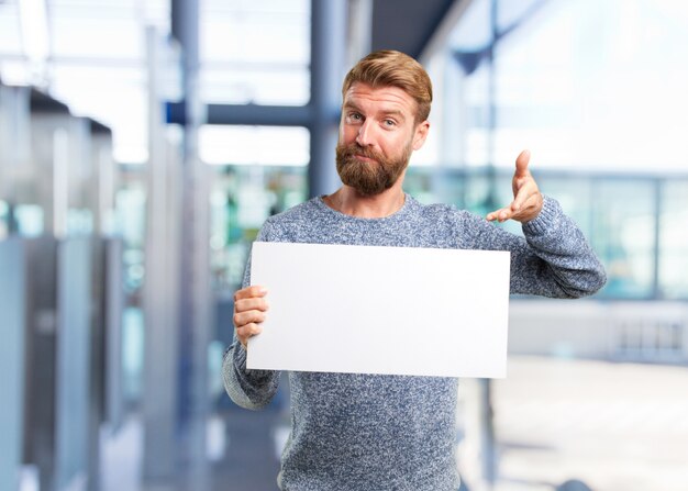 biondo uomo pantaloni a vita bassa. felice espressione