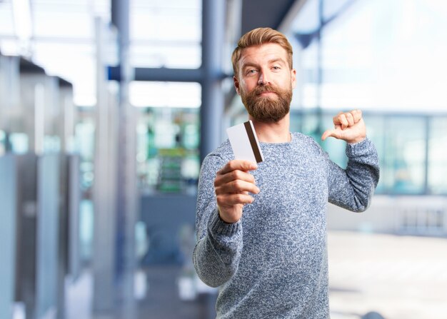 biondo uomo pantaloni a vita bassa. felice espressione