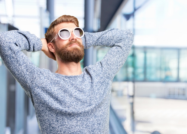 biondo uomo pantaloni a vita bassa. felice espressione