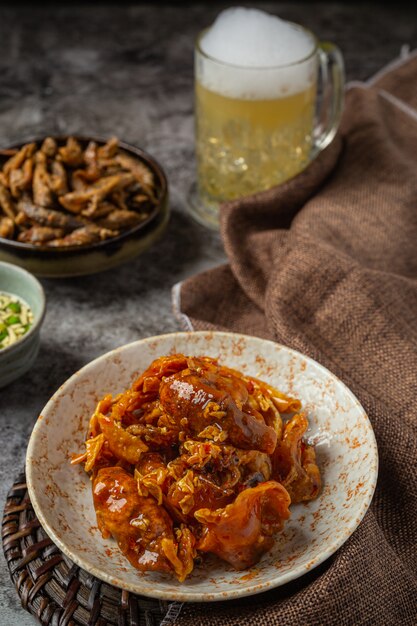 Birra con antipasti di pesce croccante, giornata mondiale della birra.