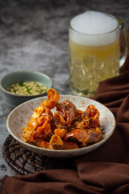 Birra con antipasti di pesce croccante, giornata mondiale della birra.