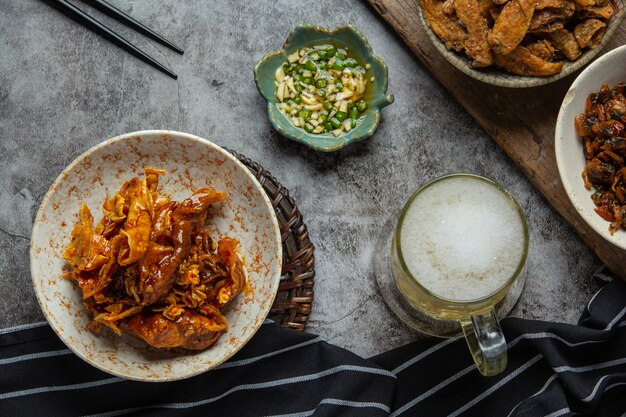 Birra con antipasti di pesce croccante, giornata mondiale della birra.