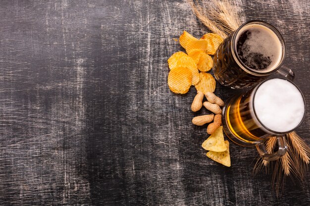 Birra vista dall'alto con spazio di copia