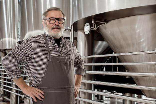 Birraio professionista nella propria produzione artigianale di alcolici.