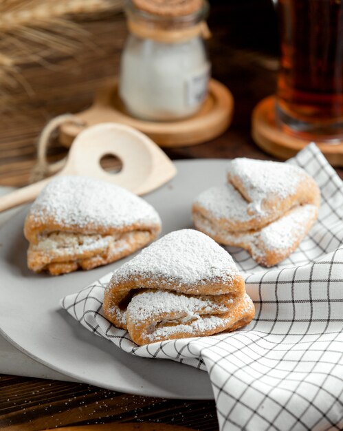 Biscotti a base di pasta frolla cosparsi di zucchero a velo