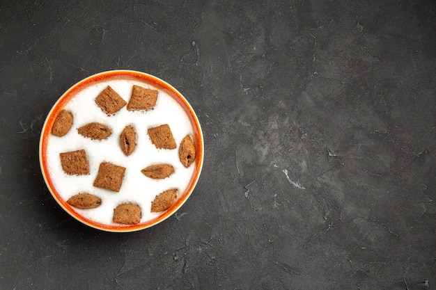 Biscotti a cuscino vista dall'alto con latte per colazione al buio