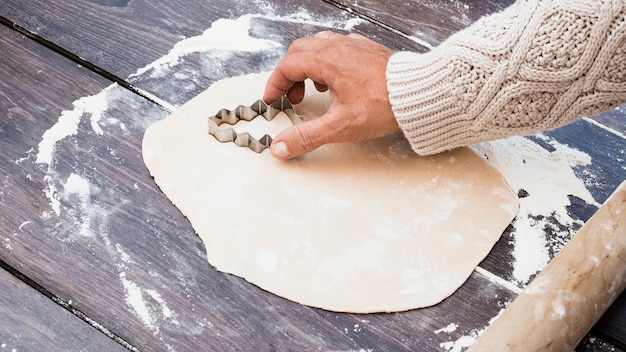 Biscotti a forma di albero di Natale con taglio a mano