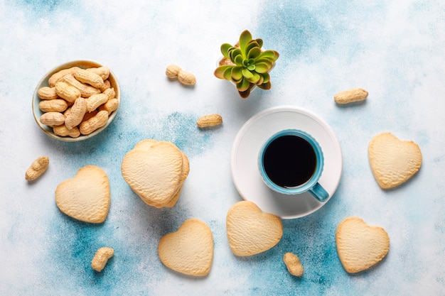 Biscotti a forma di cuore con arachidi