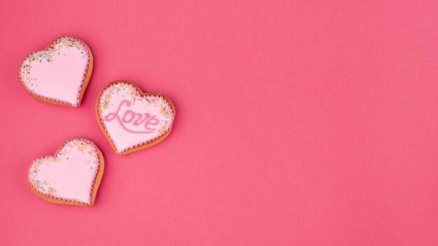 Biscotti a forma di cuore con copia spazio per San Valentino