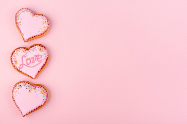 Biscotti a forma di cuore di San Valentino con copia spazio e spruzza