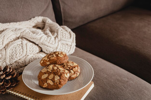 Biscotti ad alto angolo sul piatto con ordine del giorno e coperta