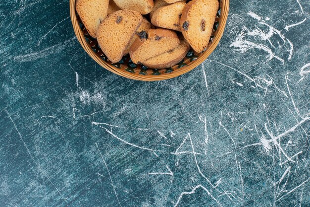 Biscotti al burro al cioccolato sulla superficie blu.