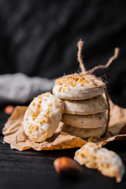 Biscotti al cioccolato bianco vista frontale