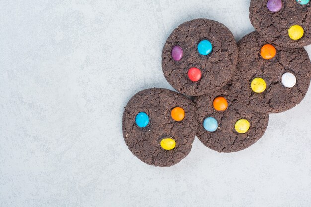 Biscotti al cioccolato dolci rotondi su sfondo bianco