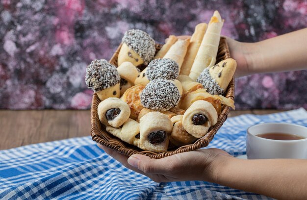 Biscotti al cioccolato e burro in un cestino di legno.