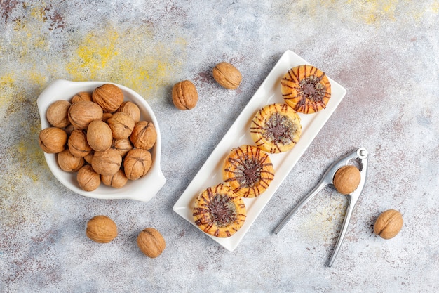 Biscotti al cioccolato e noci con noci intorno, vista dall'alto