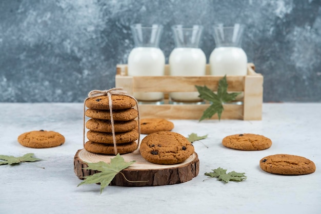 Biscotti al cioccolato in corda su una tavola di legno.