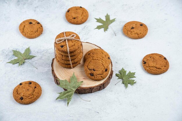 Biscotti al cioccolato in corda su una tavola di legno.