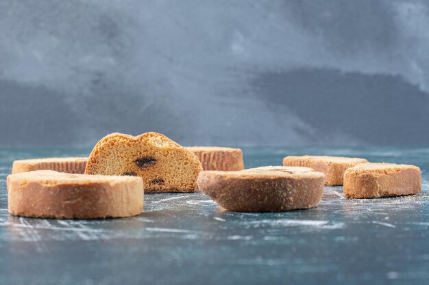 Biscotti al cioccolato isolati su sfondo blu.