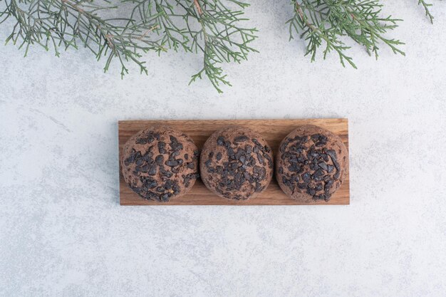 Biscotti al cioccolato sul pezzo di legno. Foto di alta qualità