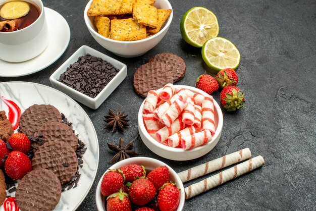 Biscotti al cioccolato vista dall'alto con caramelle e tè