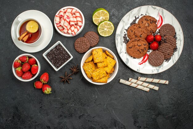 Biscotti al cioccolato vista dall'alto con caramelle e tè