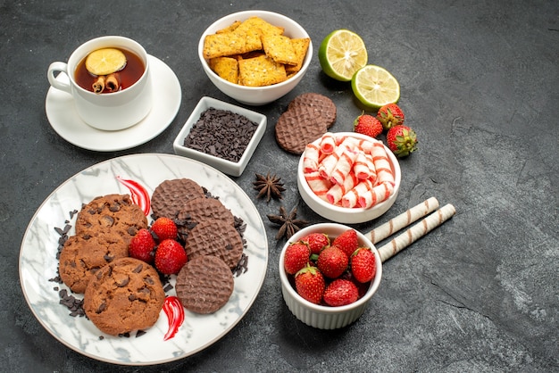 Biscotti al cioccolato vista dall'alto con caramelle e tè