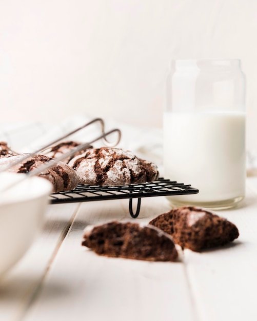 Biscotti al cioccolato vista frontale con latte sul tavolo