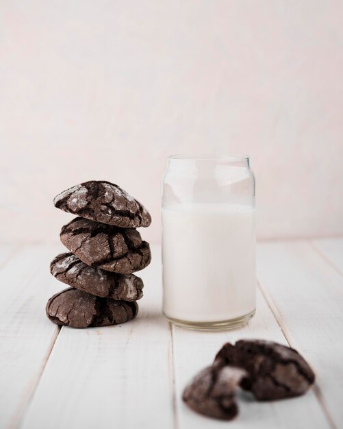 Biscotti al cioccolato vista frontale con latte