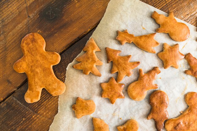 Biscotti al forno in diverse forme su tavola di legno