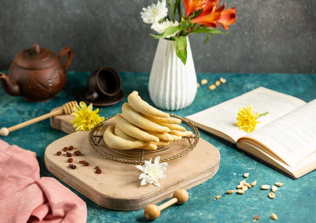 Biscotti alla banana con fiori sul tavolo