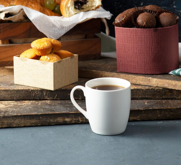 Biscotti alla vaniglia e praline con una tazza di tè