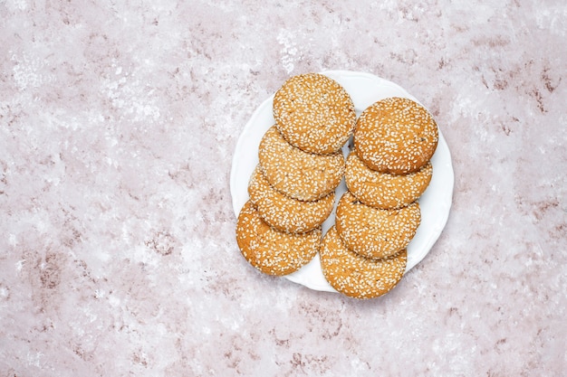 Biscotti americani dei semi di sesamo su fondo in cemento leggero.