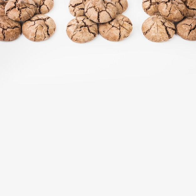 Biscotti appena sfornati di cioccolato su sfondo bianco